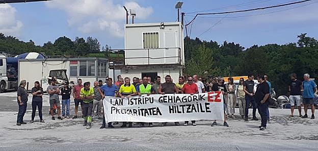 Compañeros de trabajo de Manuel Agirresarobe y del comité de empresa, en la concentraciónde ayer.