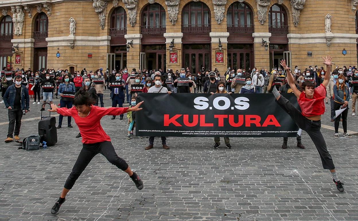 Protesta de SOS Kultura frente al Arriaga en junio de 2020. 