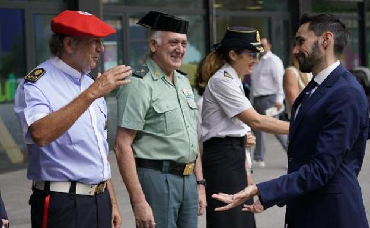 El secretario de estado de Seguridad del Gobierno, Rafael Pérez, saluda a los mandos de la Ertzaintza, Guardia Civil y Policía Nacional esta mañana en Ermua. 