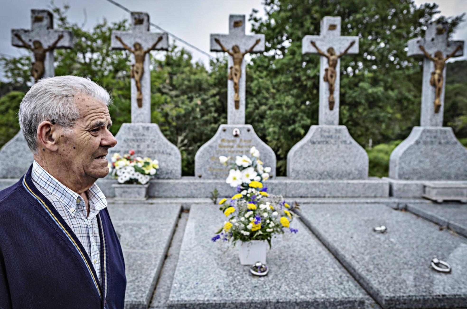 Aurelio, tío de Miguel Ángel, ante la tumba donde descansa.