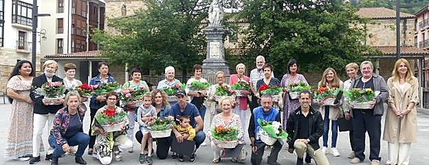 Tras la entrega de diplomas y premios, el cuadro de honor de esta edición posó para los medios informativos en la plaza de Iparragirre, juto a las autoridades. 