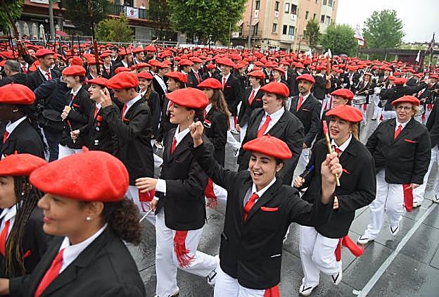 Una de las compañías del Alarde público, entrando en la plaza de San Juan. 