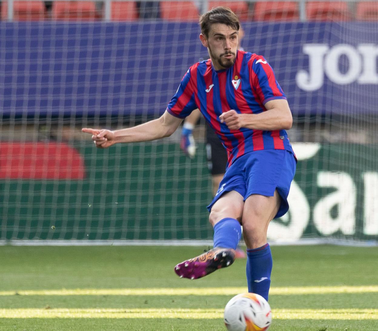 Atienza se marcha al Burgos tras permanecer en el Eibar desde 2018. 