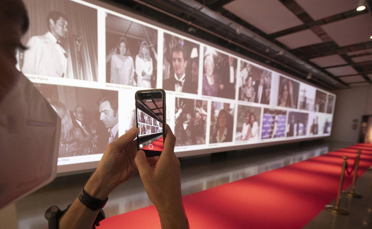 Una de las 'alfombras rojas' en la exposición del Festival en Tabakalera. 