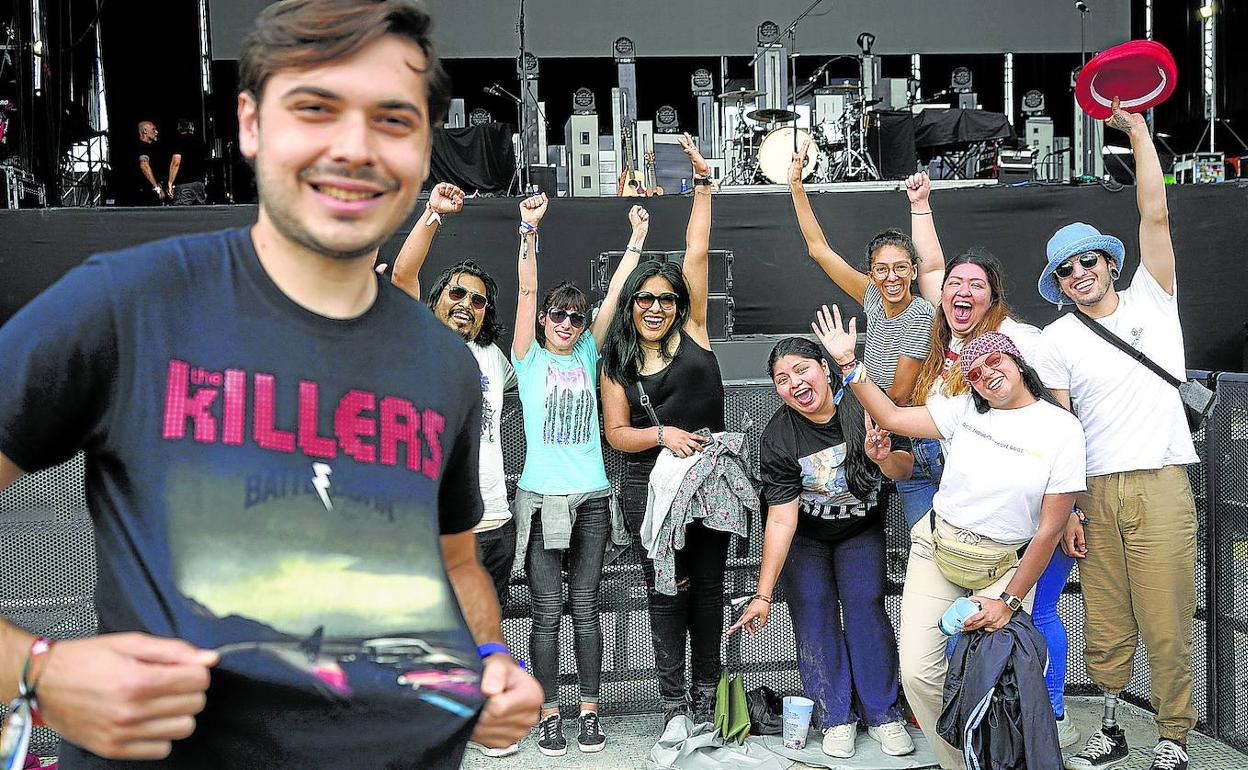 Admiradores de The Killers corrieron a colocarse en primera fila del escenario grande en cuanto abrieron las puertas.