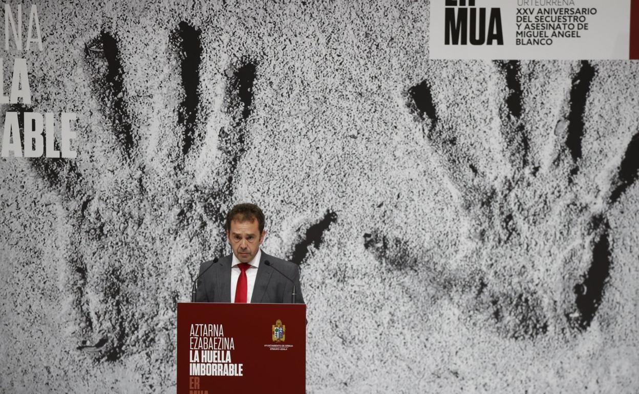 El alcalde de Ermua, durante su intervención en el homenaje a Blanco. 