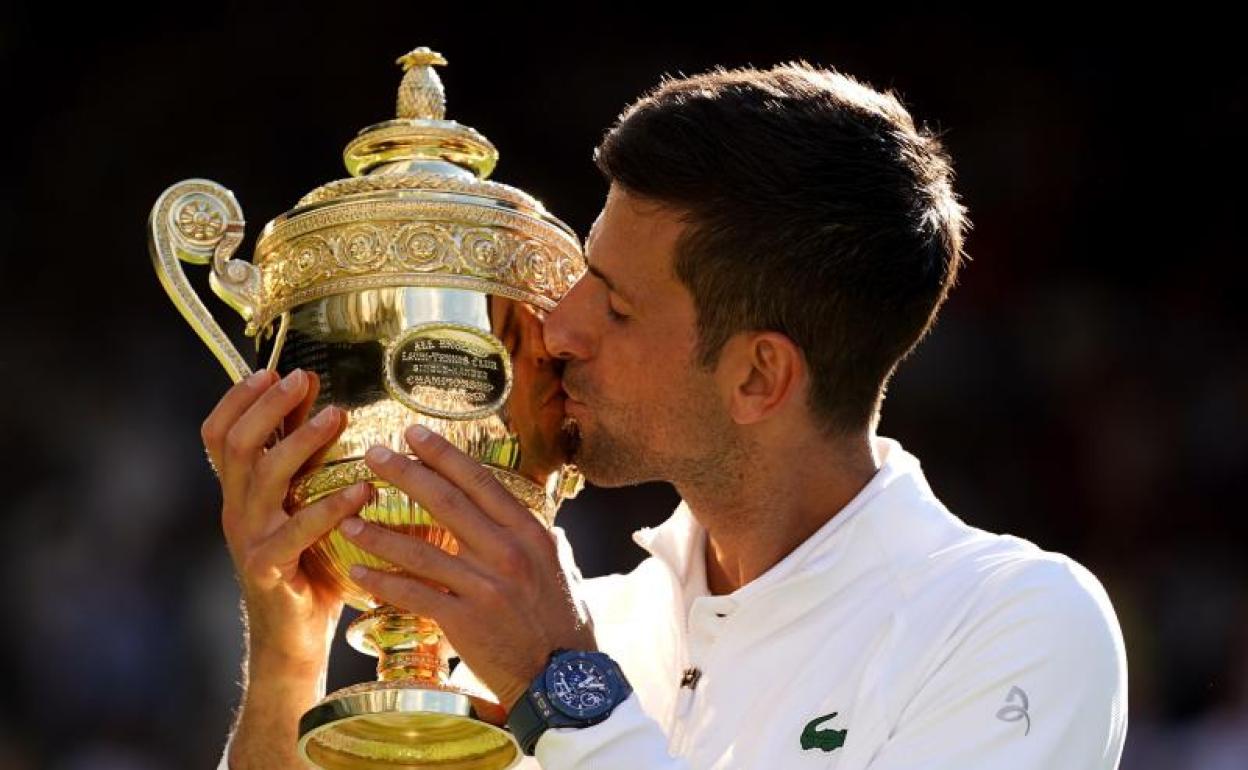 Novak Djokovic besa su séptimo trofeo de Wimbledon.