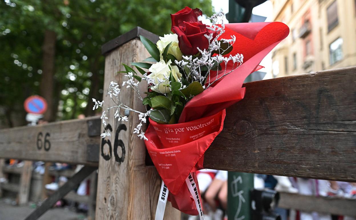 Ramo de flores y pañuelo rojo depositado por los padres de Daniel Jimeno en el tramo de Telefónica, donde murió su hijo.