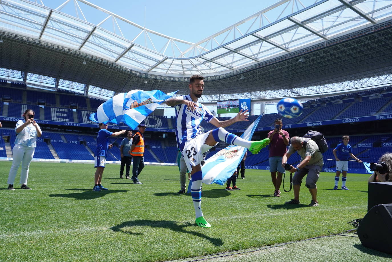 Brais Méndez ha sido presentado este lunes en Anoeta.