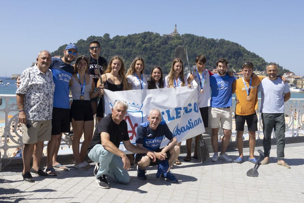 Responsables de la sección de aguas bravas del Atlético, con los palistas y el edil de Deportes de San Sebastián, Ibabe, ayer en La Concha. 