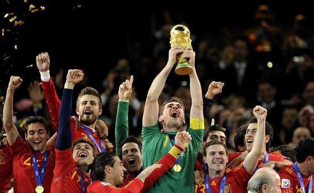 Iker Casillas levanta la copa al cielo del Soccer City de Johannesburgo.