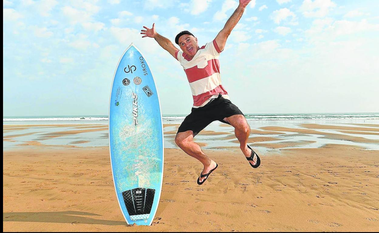Aitor Francesena salta alegre en la playa de Zarautz.
