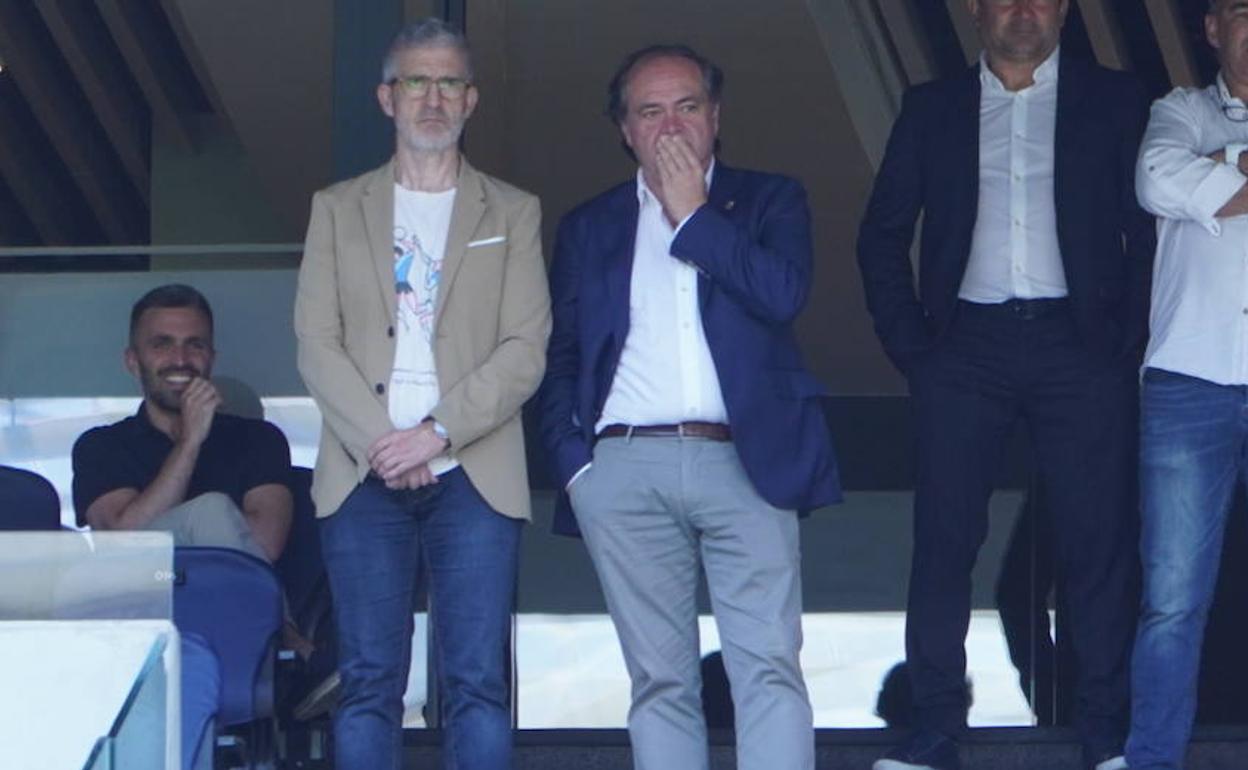 Aperribay, Olabe y Bretos, en el palco de Anoeta.