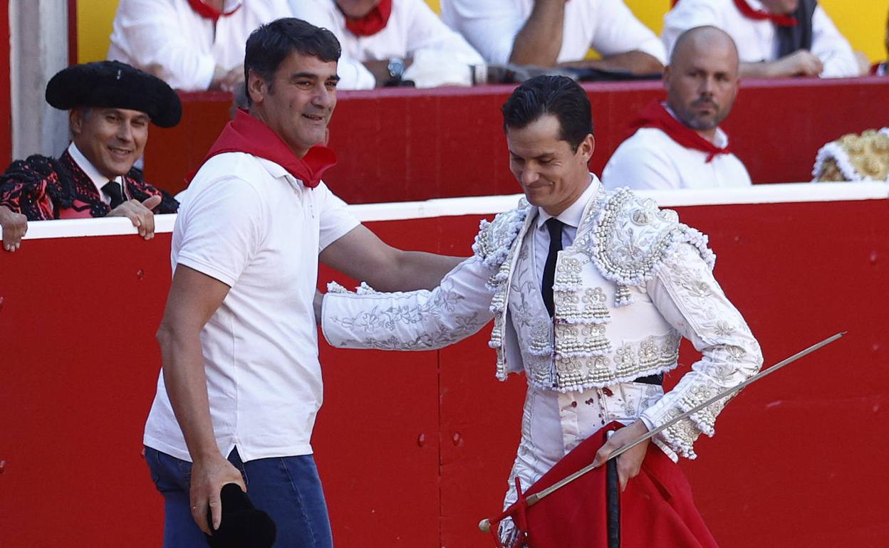 El ex toreo Jesulín junto al diestro Daniel Luque tras saltar al ruedo.