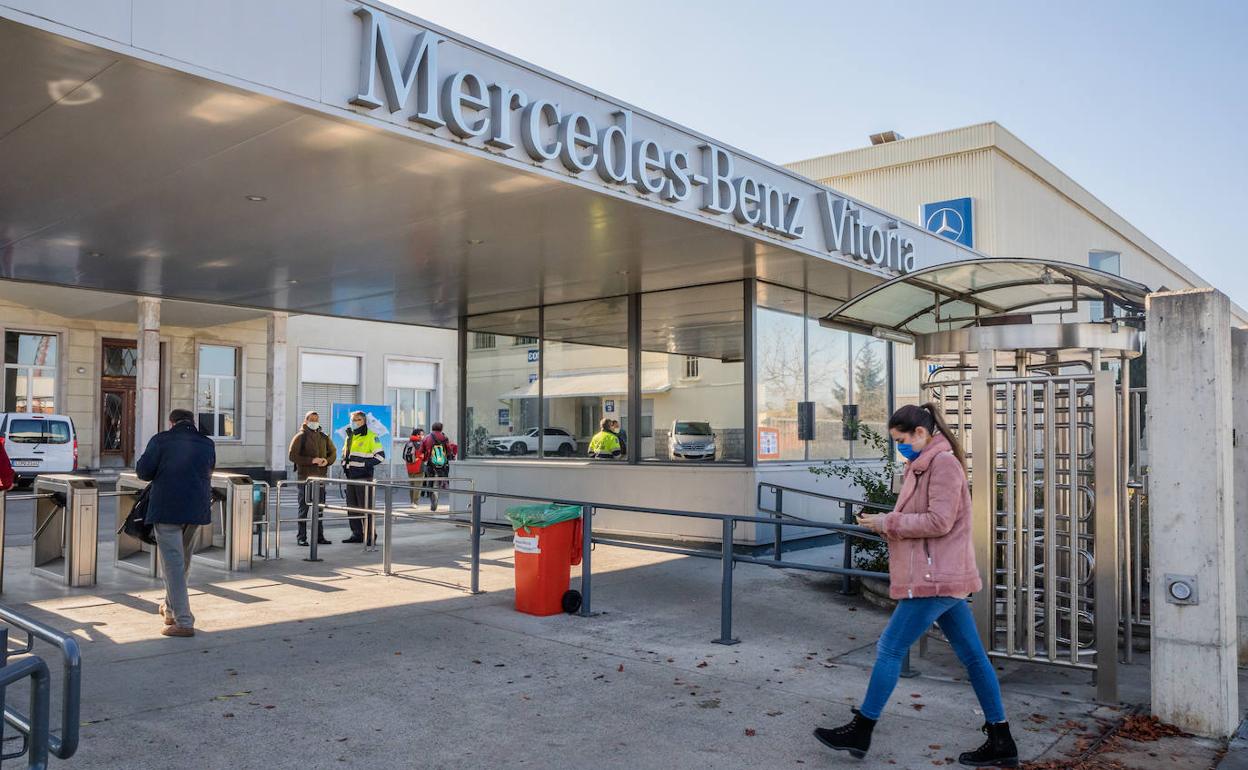 Acceso a la planta virotiana de Mercedes-Benz.