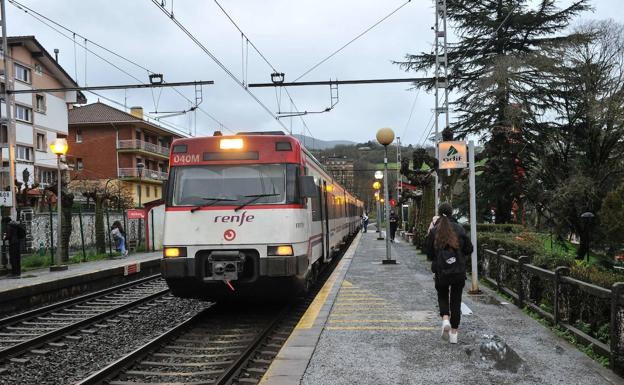 Usuarios en el apeadero de Renfe en Andoain. 