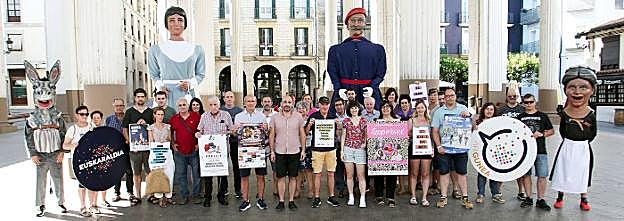 Adur Ezenarro junto a varios miembros de la corporación y de los representantes de las sociedades que participan en la agenda festiva. 