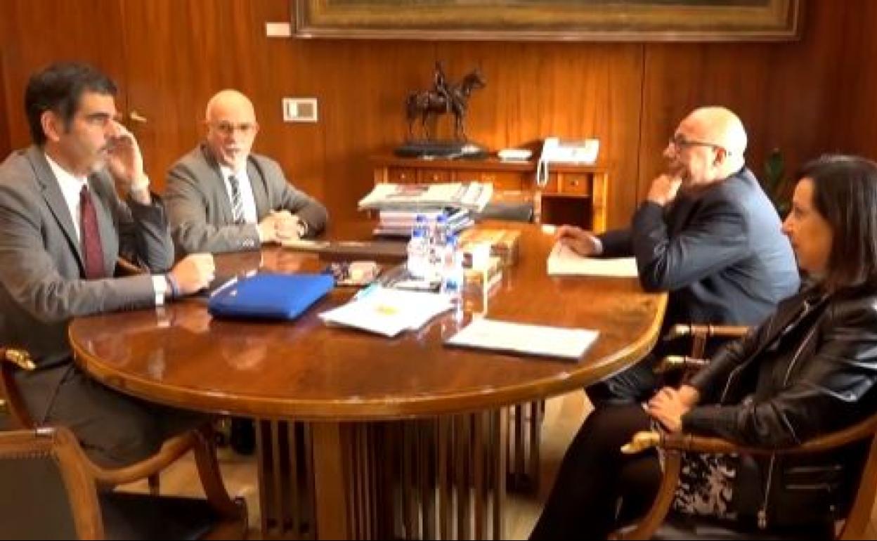 Eneko Goia y su jefe de gabinete, Iñaki Gurrutxaga, en la sede de Defensa con Margarita Robles y el secretario de Estado Ángel Olivares, en noviembre de 2018.