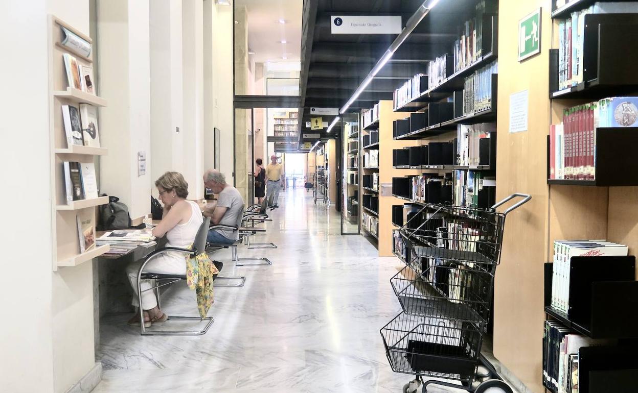 Usuarios del Koldo Mitxelena realizan sus consultas ayer en el área de la biblioteca del centro.