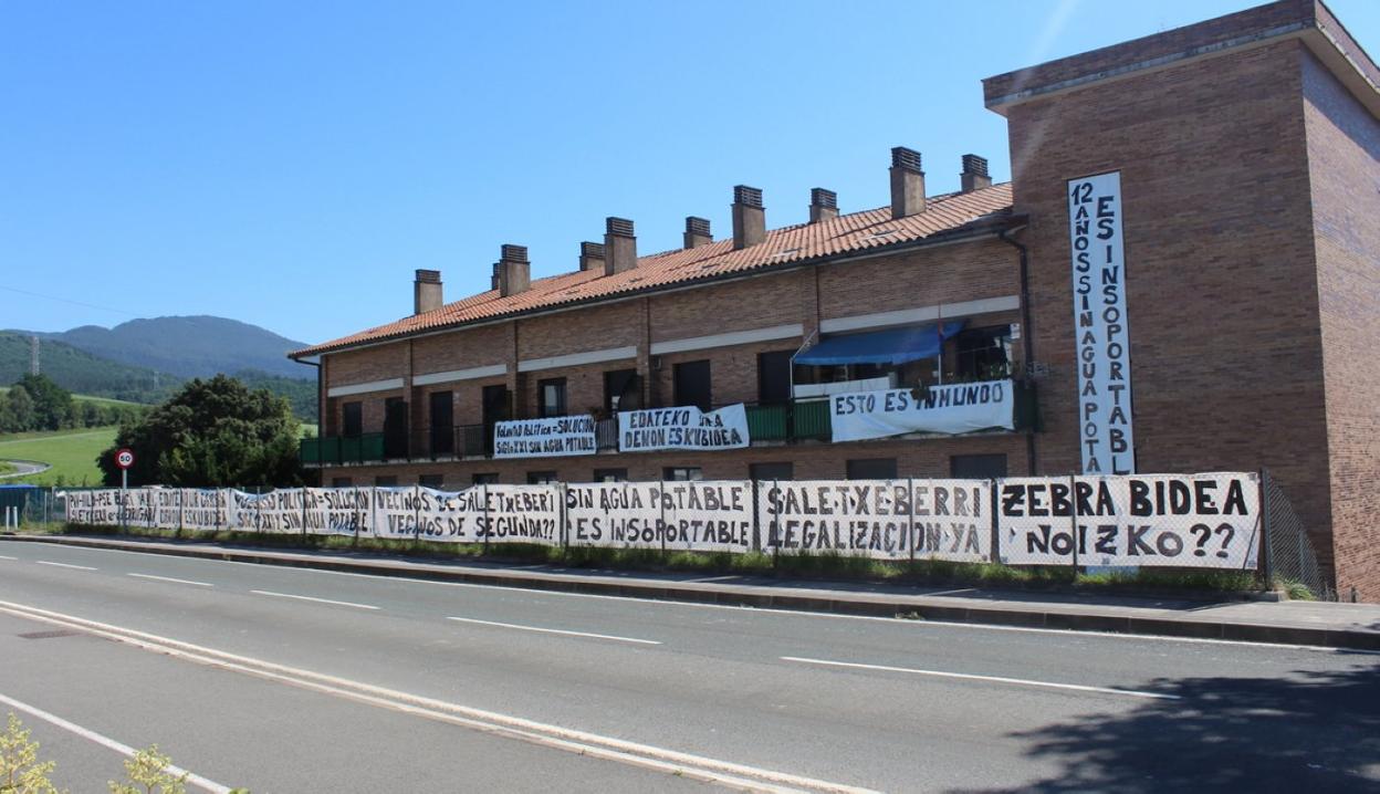 Las pancartas se han colocado en la valla y en el propio edificio de Saletxeberri. 