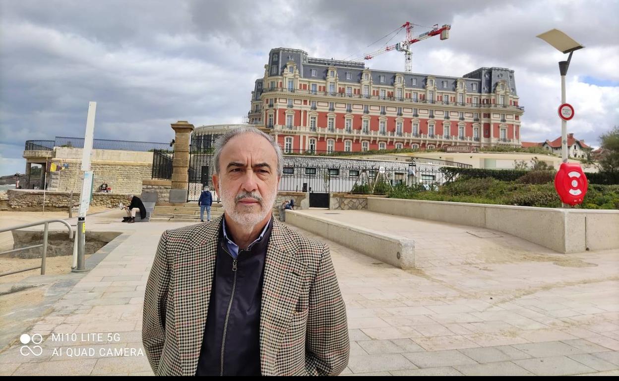Fernando Castillo, frente al Hôtel du Palais de Biarritz, en una visita previa a la pandemia del coronavirus. 