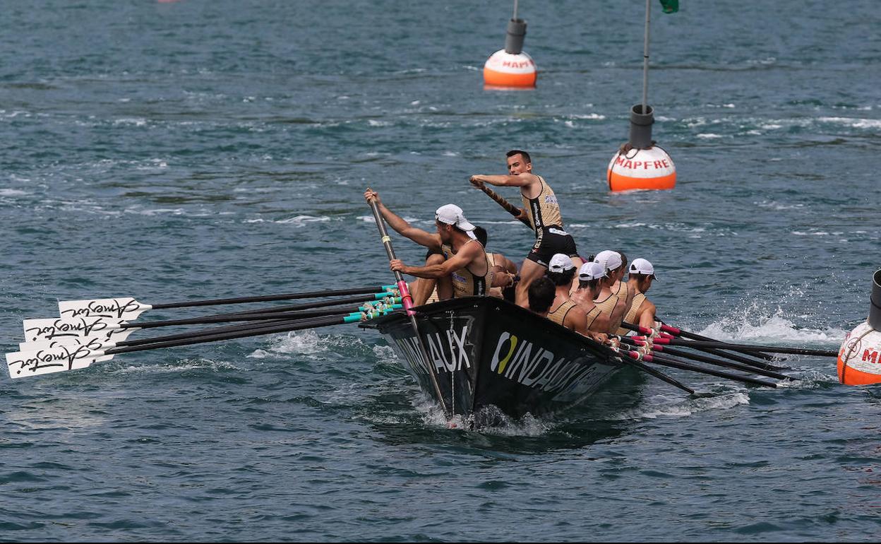 Getaria realiza una maniobra durante la disputa de una regata. 