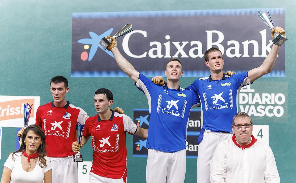 Iñaki Artola y Jon Mariezkurrena II han ganado este jueves el Torneo San Fermin por parejas en la frontón de Labrit en Pamplona tras vencer a la pareja formada por Jokin Altuna III y Beñat Rezusta. 