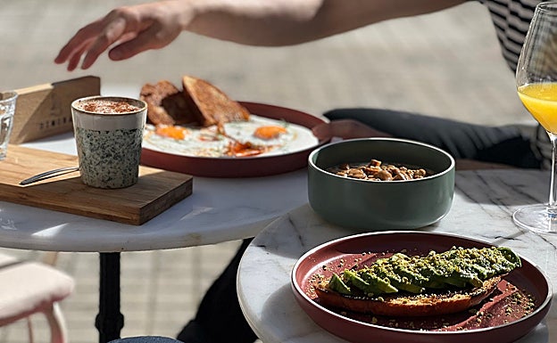 Tostadas, café y huevos, algunas de las opciones para el brunch.