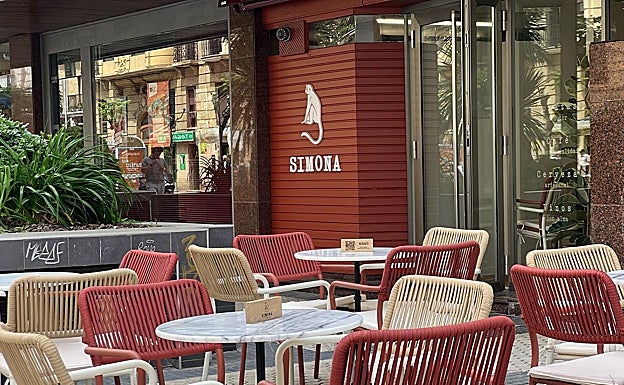 Terraza de Simona Bocatería de paseo Colón. 