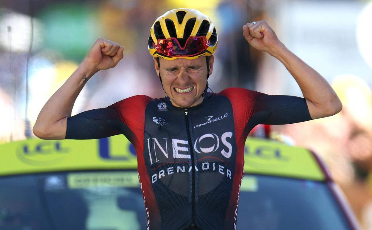 Pidcock llega a meta como vencedor de la etapa.