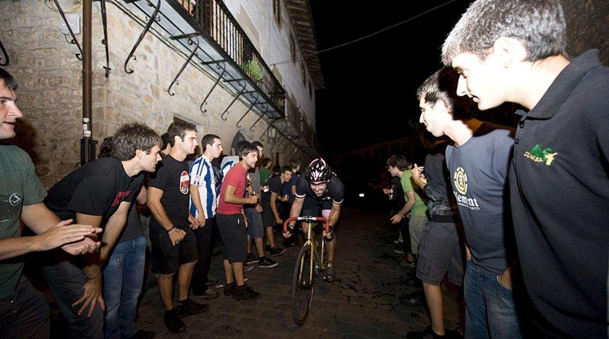 Los ciclistas no llevan frenos, ni piñones y la prueba tiene además el plus de la nocturnidad y que haya tramos con adoquines. 