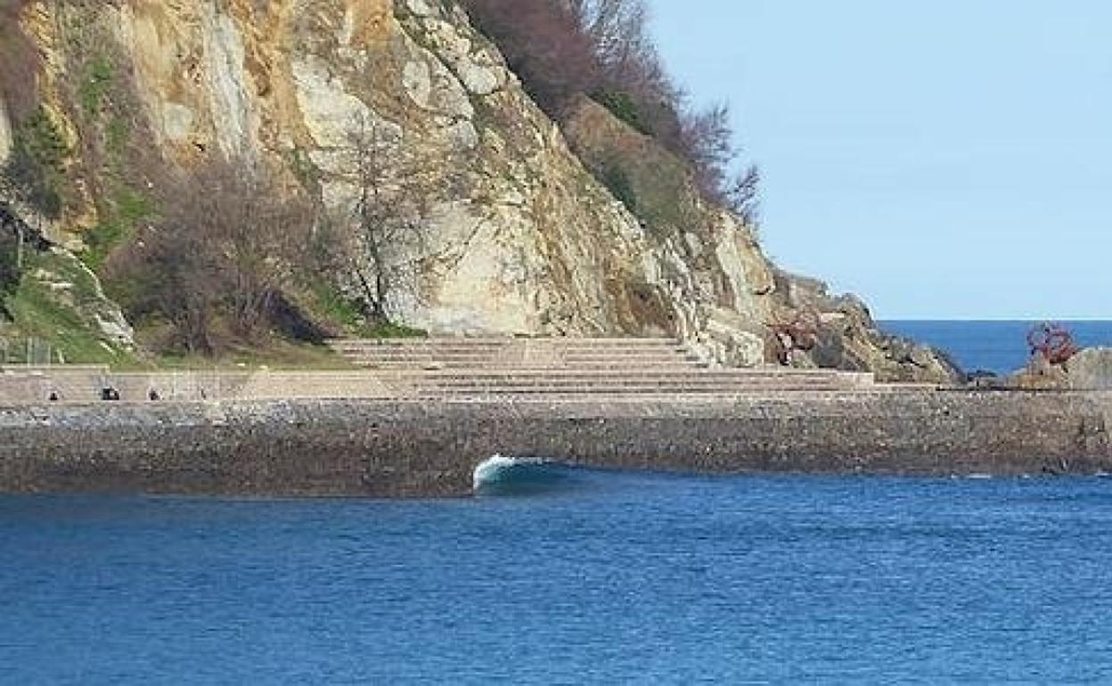 San Sebastian: Dos jóvenes franceses son rescatados en el mar a la altura del Peine del Viento