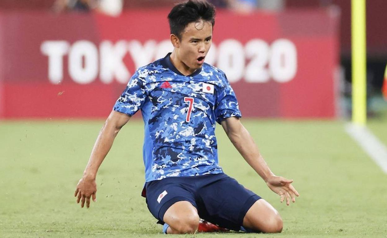 Takefusa Kubo celebra un gol con la selección japonesa. 