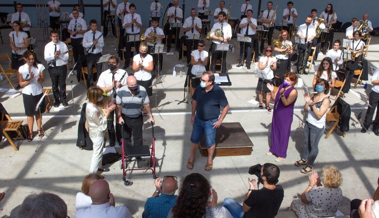 Homenaje que rindieron a Jose Mari Arrondo en septiembre de 2020 en el barrio de Bolu durante el concierto que ofreció la Banda en su frontón. 