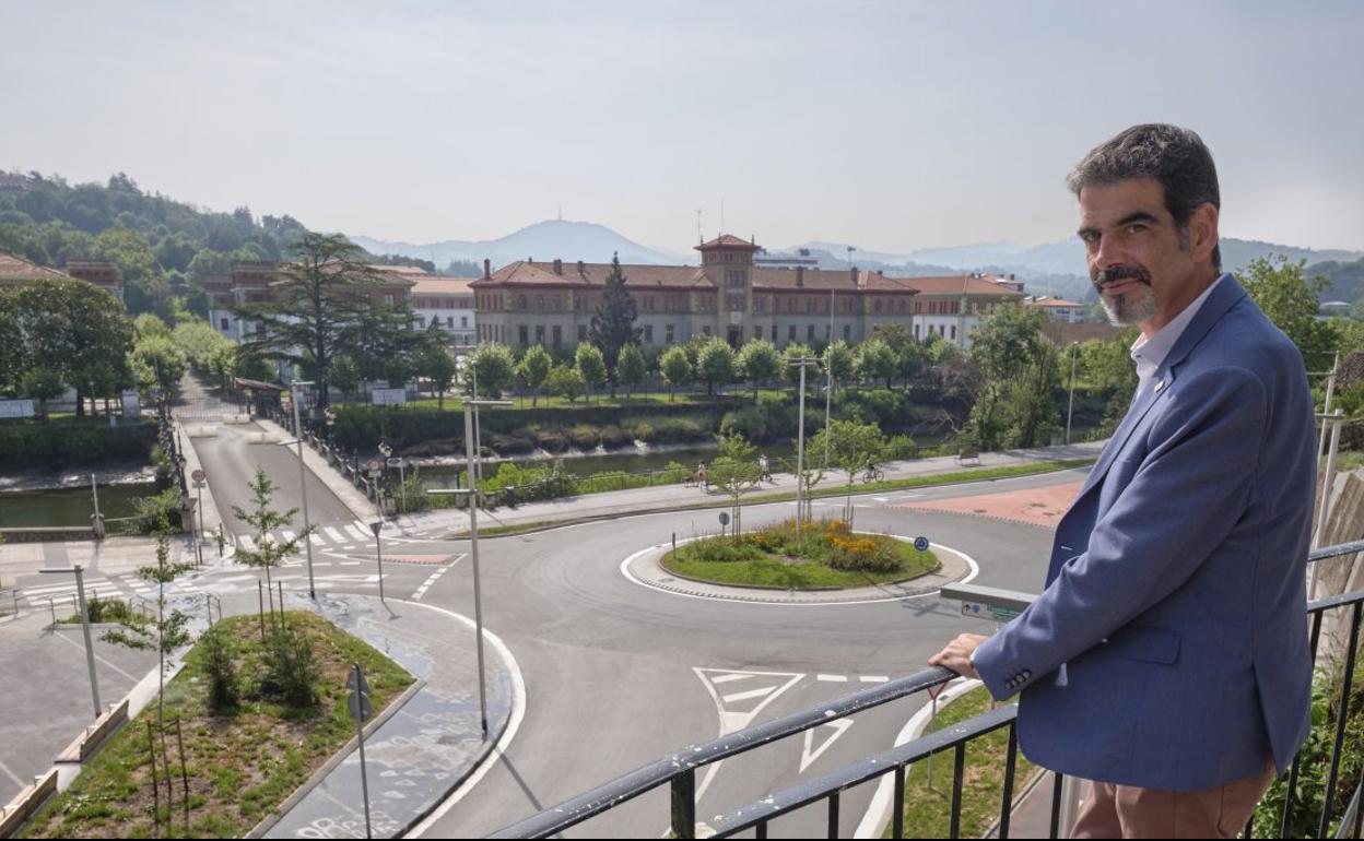 Goia posa frente a los cuarteles de Loiola, donde el Ayuntamiento quiere construir 1.700 viviendas. 