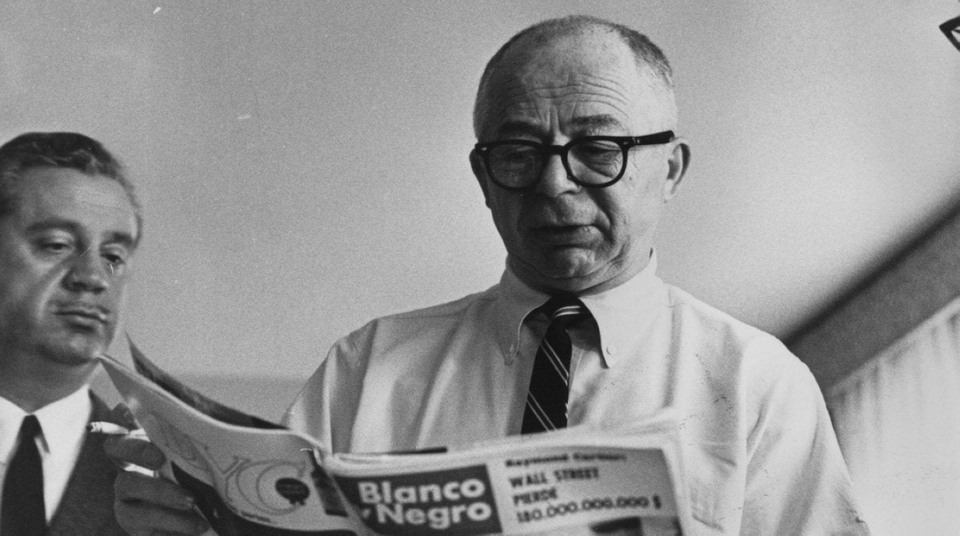 Billy Wilder echa un vistazo a la revista Blanco y Negro, durante una visita a Madrid en 1966, ya como director de cine. 