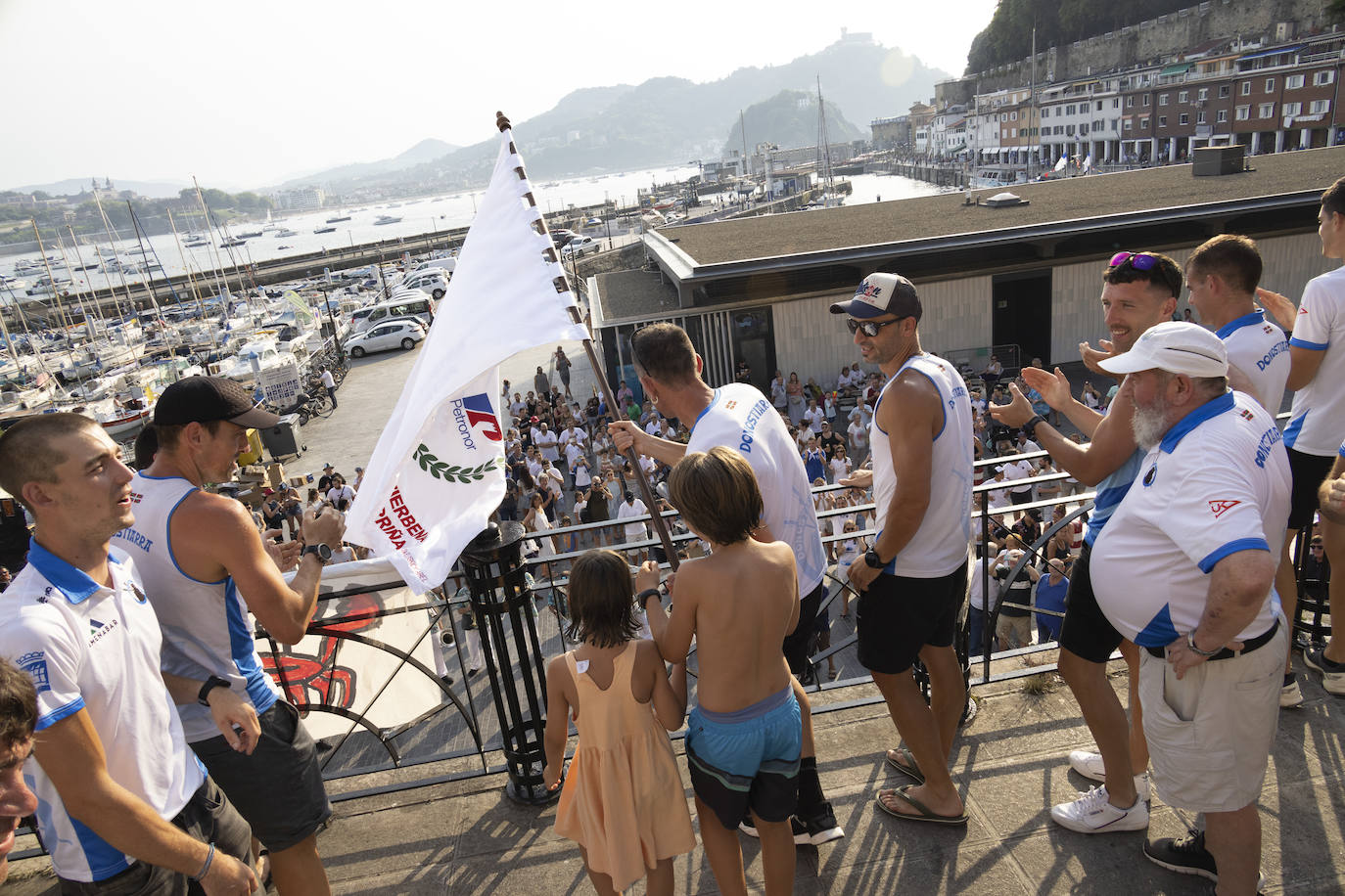 Fotos: Donostiarra surfea en Zierbena rumbo a la bandera