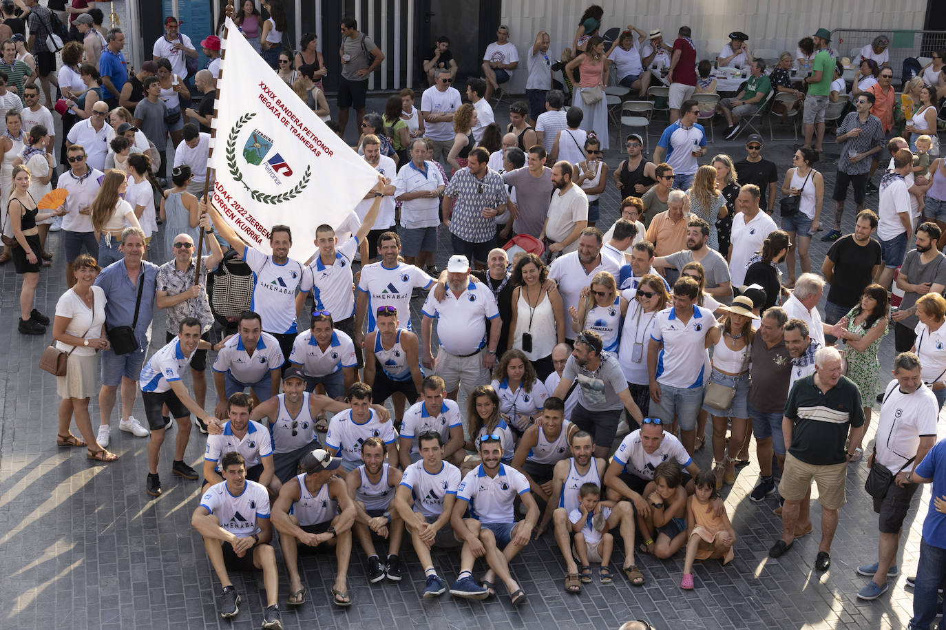 Fotos: Donostiarra surfea en Zierbena rumbo a la bandera