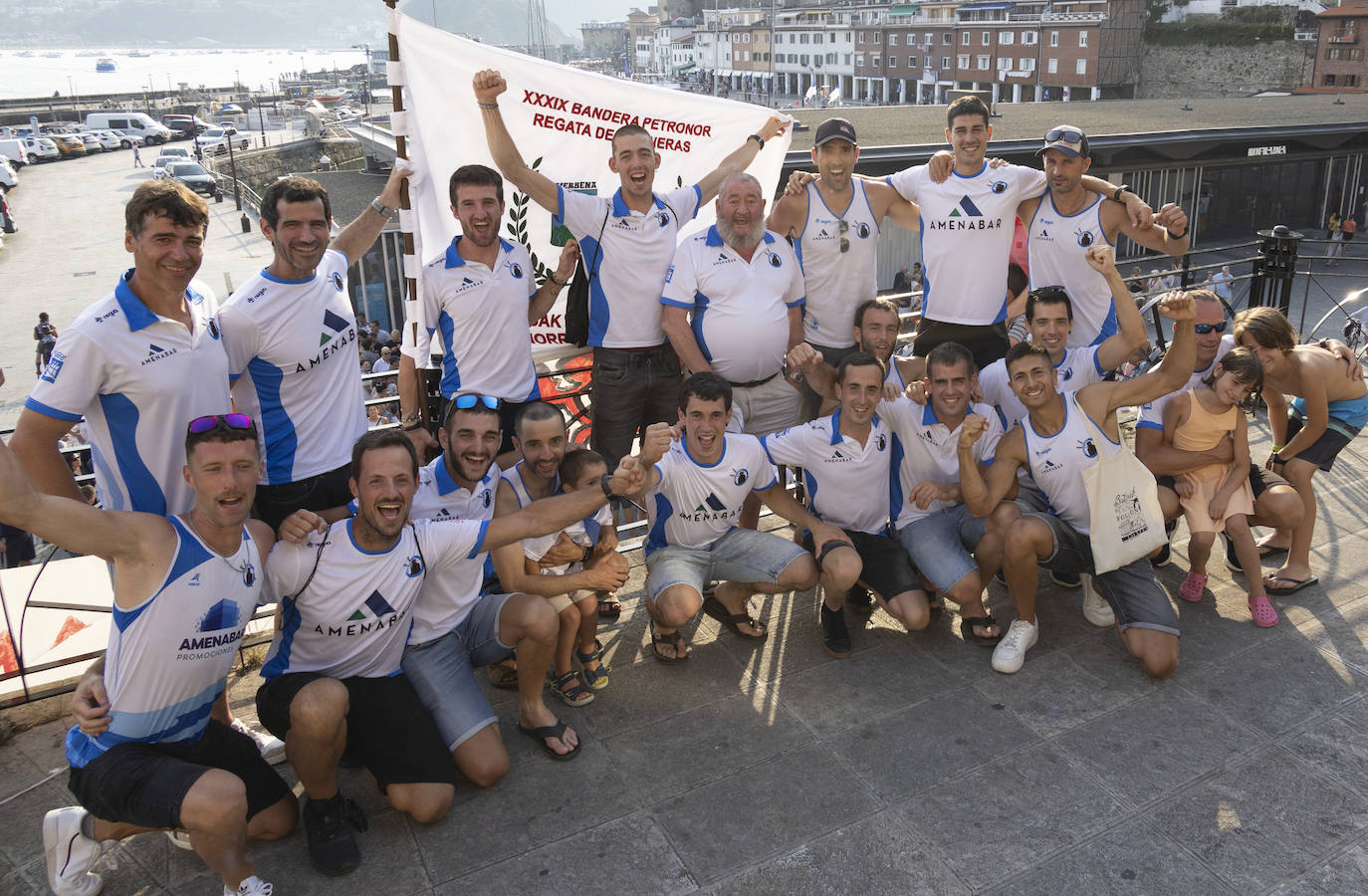 Fotos: Donostiarra surfea en Zierbena rumbo a la bandera