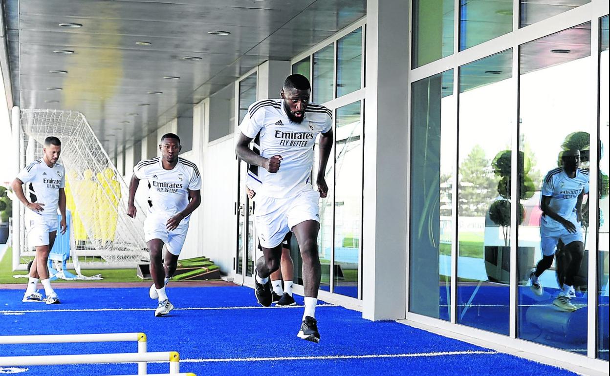 Hazard, Rüdiger y Alaba, en el entrenamiento de este domingo en Valdebebas. 