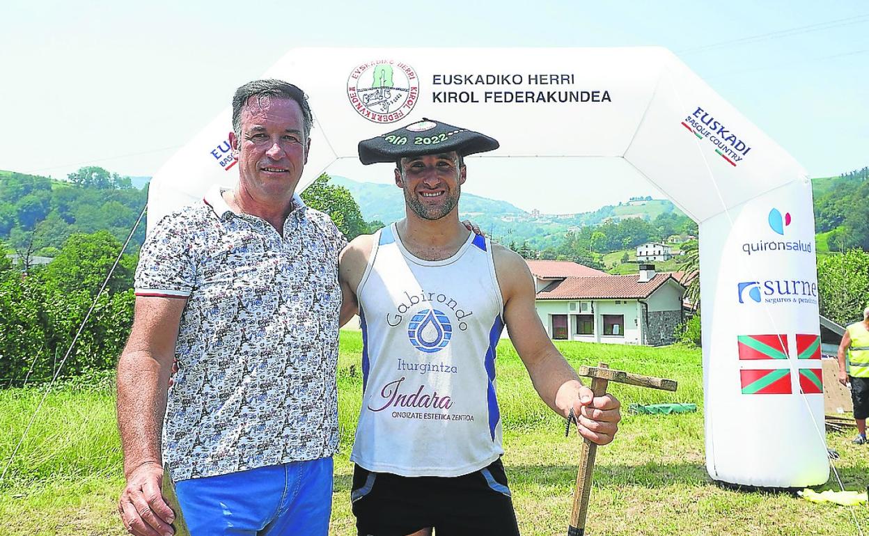 Julen Gabirondo posa con la txapela al finalizar el campeonato, este domingo en Aia. 