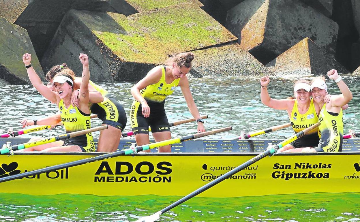 Varias remeras de la San Nikolas celebran la victoria lograda en Zierbena. 