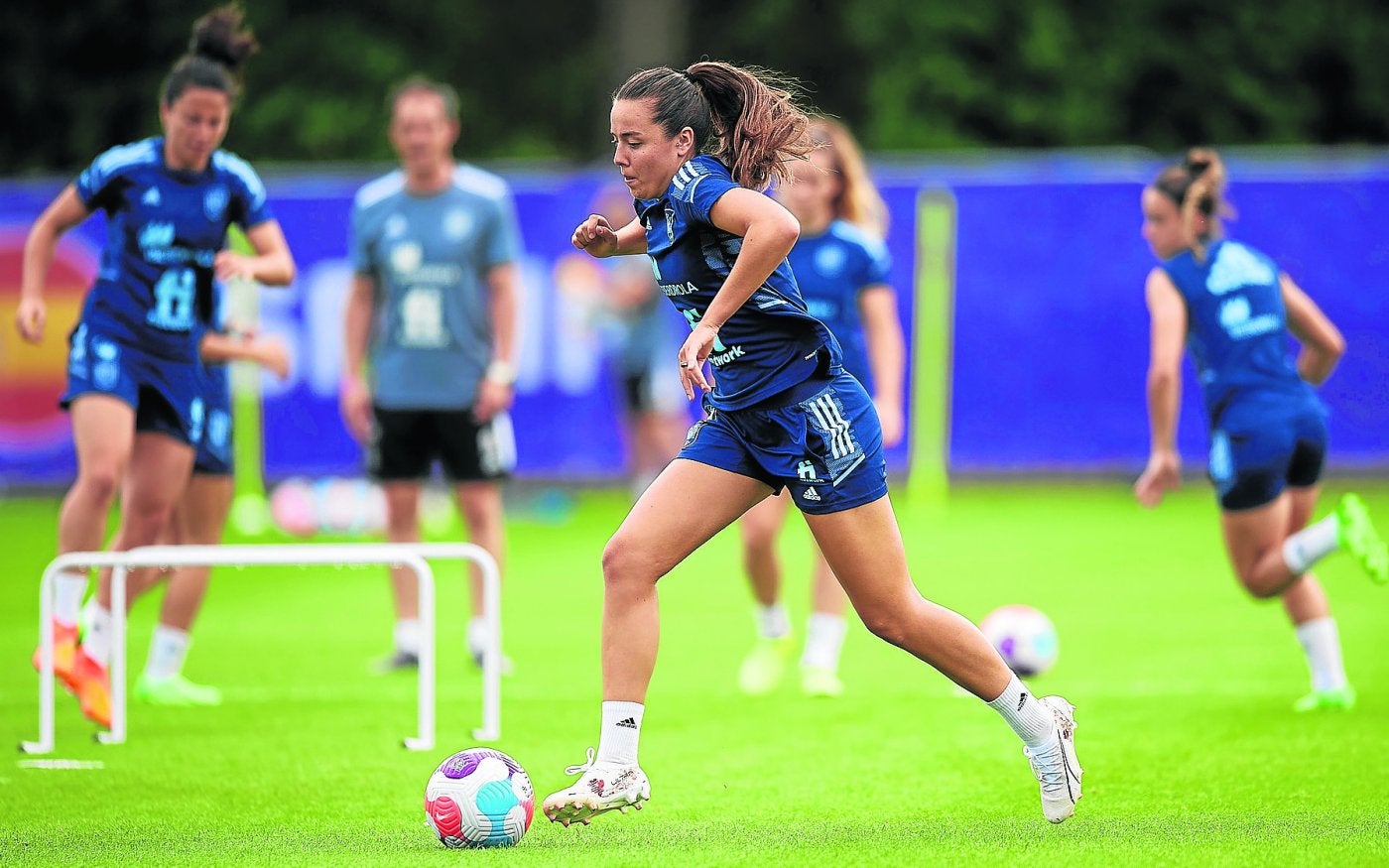 Amaiur Sarriegi, durante un entrenamiento en Inglaterra a la espera de debutar con España. 