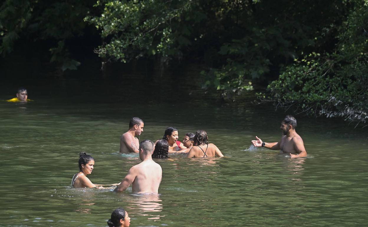 Bañistas sobrellevan la ola de calor de esta semana. 