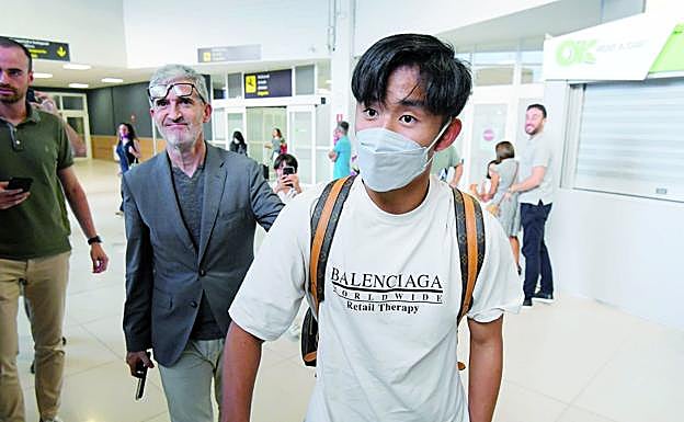 Takefusa Kubo aterrizó este lunes en Hondarribia sobre las 20.30 horas y fue recibido por Roberto Olabe y Erik Bretos, que le trasladaron al Hotel Costa Vasca. 