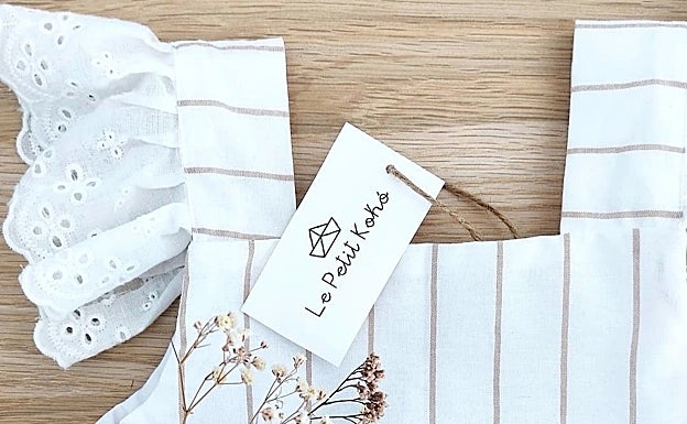 Detalle del vestido a rayas con festón blanco. 