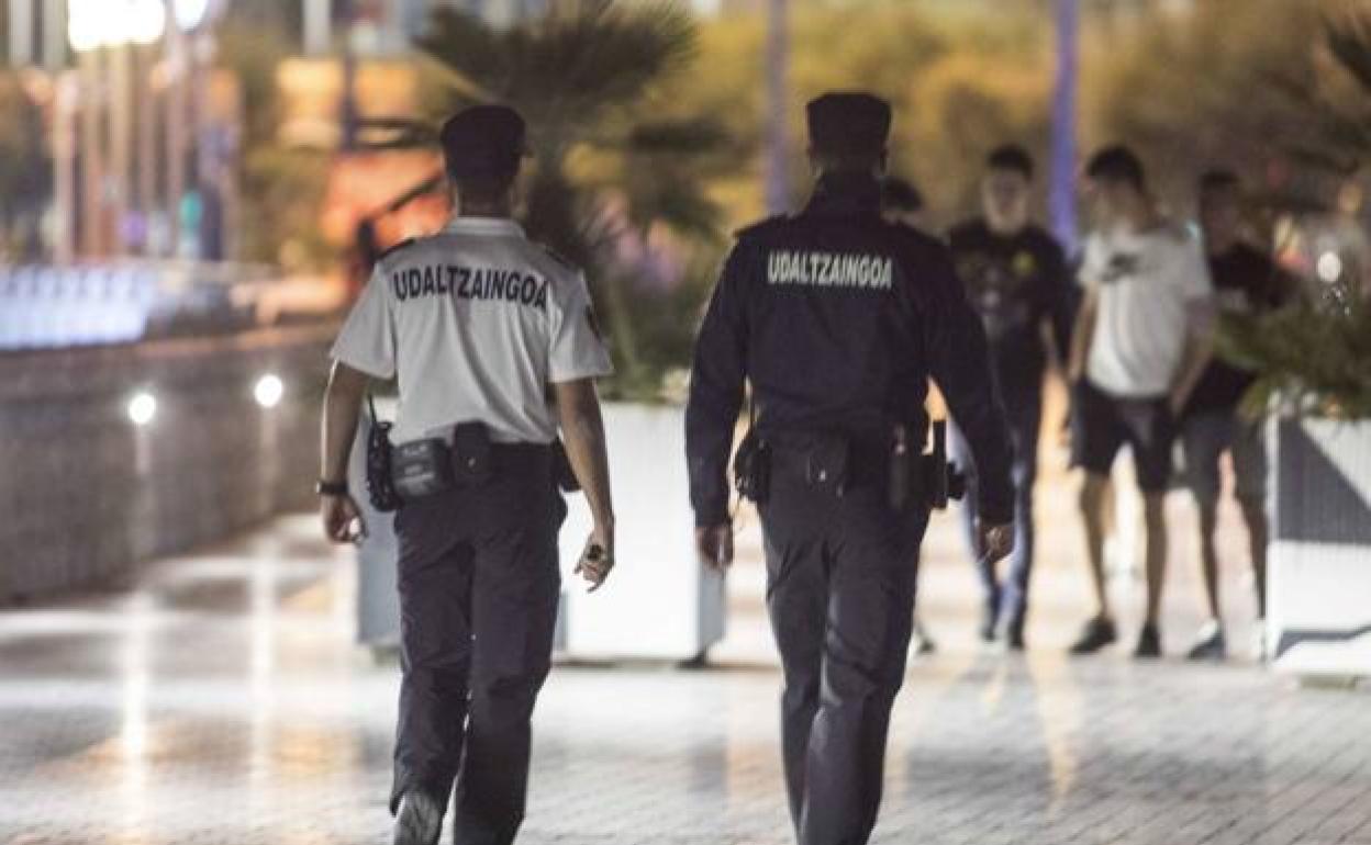 Una patrulla de la Guardia Municipal se percató del ataque y detuvo al agresor. 