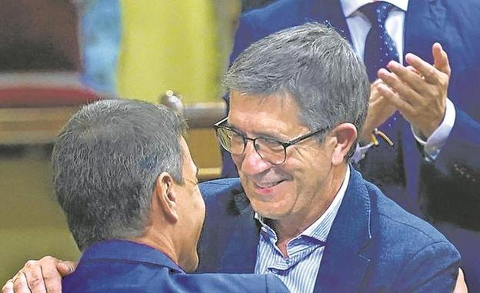 Patxi López abraza alpresidente Sánchez en el debate del estadode la nación. 