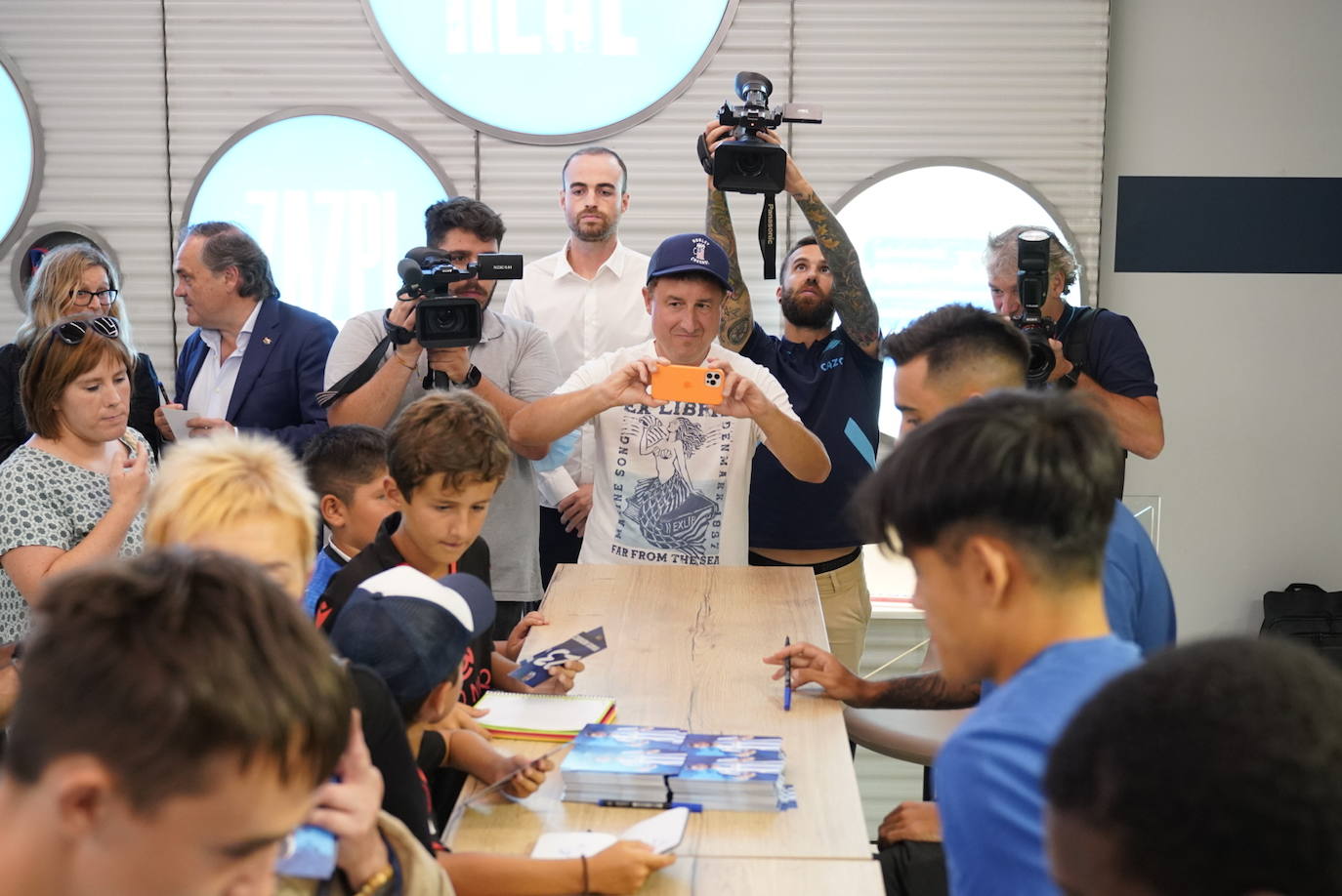 Take Kubo, Brais Méndez y Mohamed-Ali Cho firman y se fotografían con la afición txuri-urdin