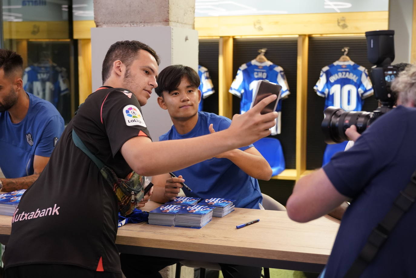 Take Kubo, Brais Méndez y Mohamed-Ali Cho firman y se fotografían con la afición txuri-urdin